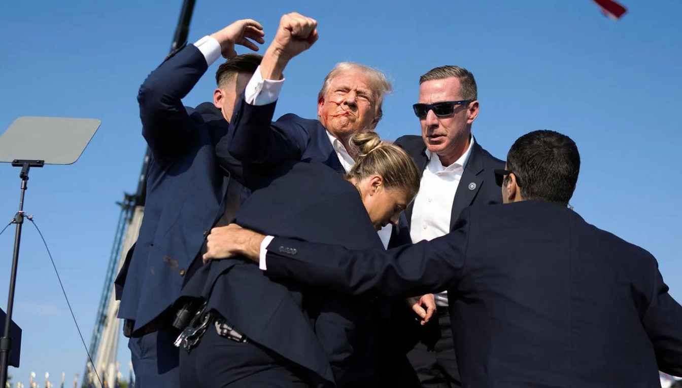 Bức ảnh ông Trump giơ nắm đấm sau khi bị ám sát hụt. (Ảnh: New York Times)