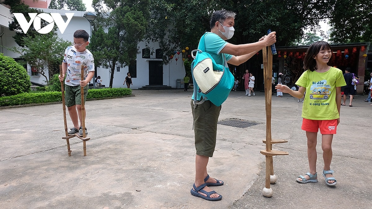 ron rang vui tet trung thu tai bao tang dan toc hoc viet nam hinh anh 17