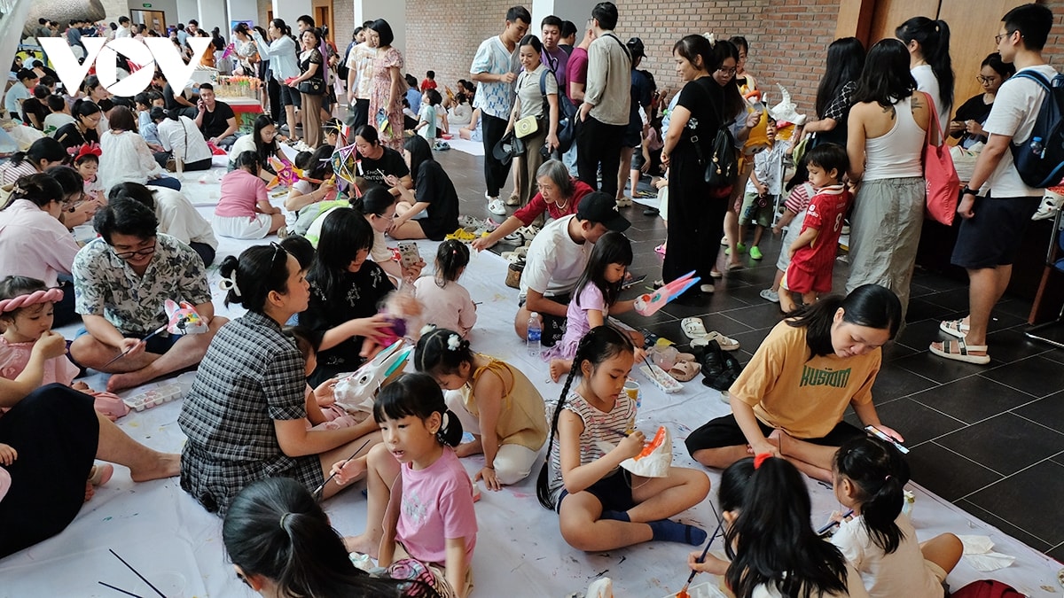 ron rang vui tet trung thu tai bao tang dan toc hoc viet nam hinh anh 1