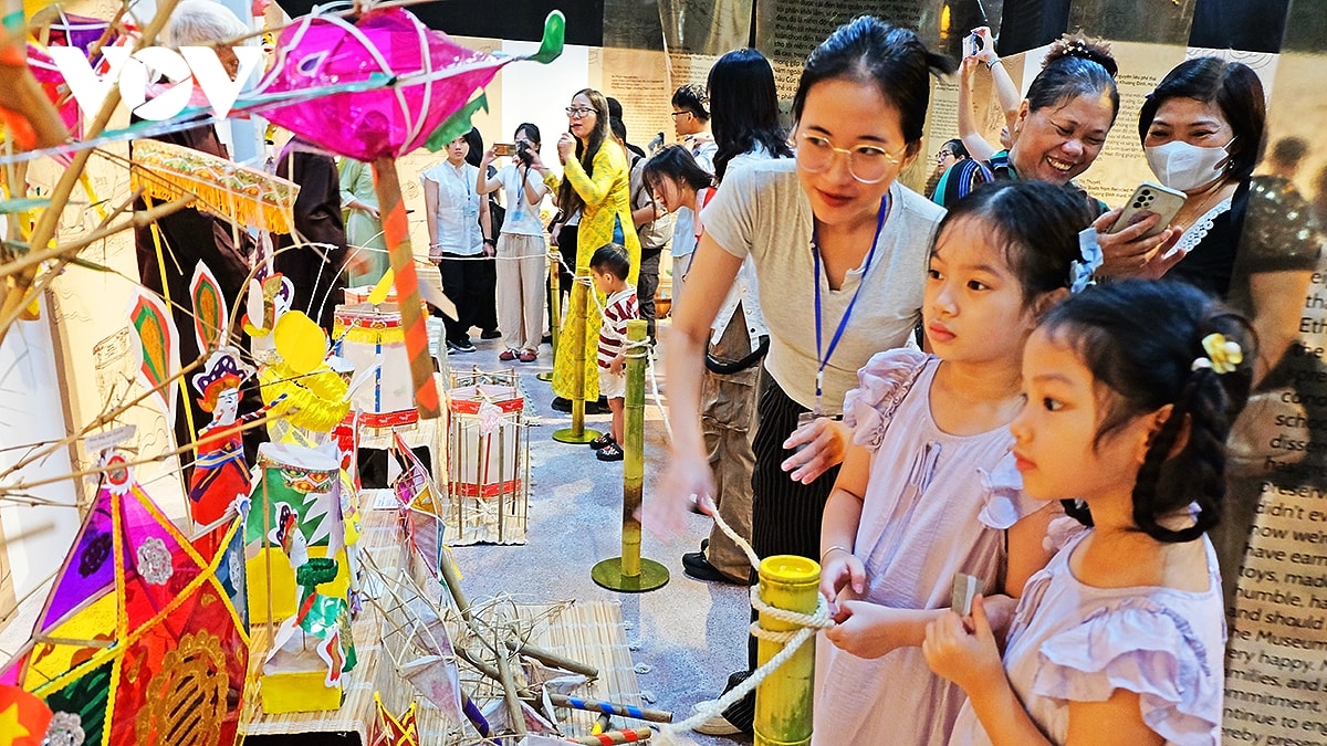 ron rang vui tet trung thu tai bao tang dan toc hoc viet nam hinh anh 2