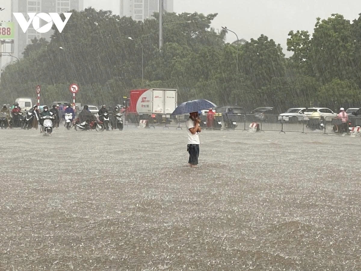 ha noi ra cong dien khan ung pho bao so 11, chu dong di doi dan khoi vung nguy hiem hinh anh 1