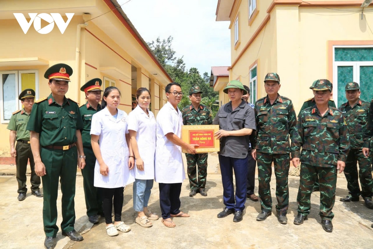 phó thủ tướng trần hồng hà thăm hỏi người dân vùng lũ việt hồng của lào cai hình ảnh 4 pho thu tuong tran hong ha tham hoi nguoi dan vung lu viet hong cua lao cai hinh anh 4