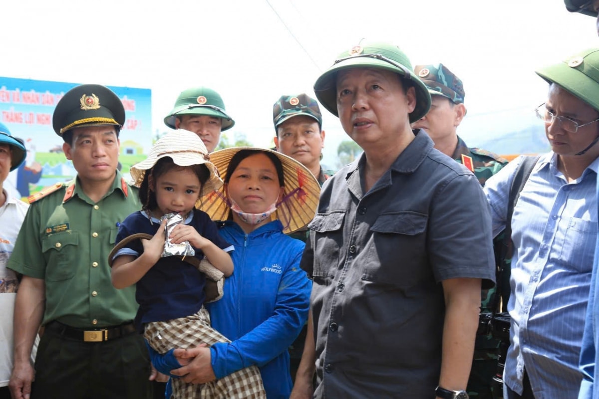 phó thủ tướng trần hồng hà thăm hỏi người dân vùng lũ việt hồng của lào cai hình ảnh 3 pho thu tuong tran hong ha tham hoi nguoi dan vung lu viet hong cua lao cai hinh anh 3