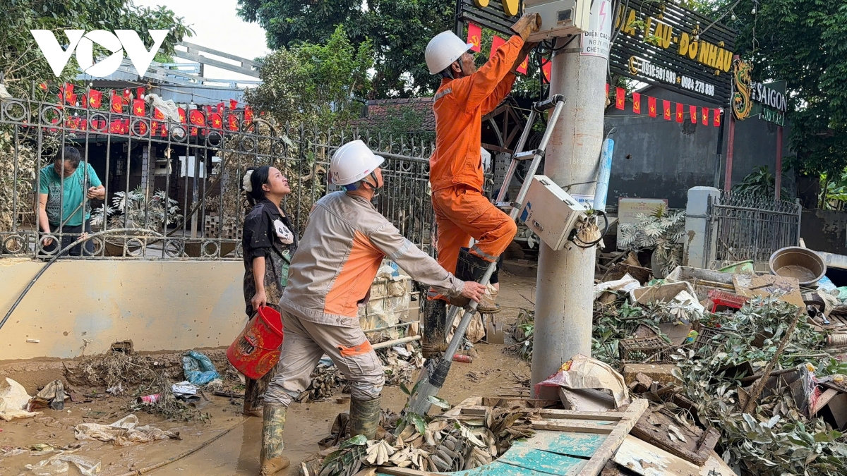 nước lũ tại cao bằng rút chậm, các lực lượng hỗ trợ dân dọn dẹp nhà cửa hình ảnh 2 nuoc lu tai cao bang rut cham, cac luc luong ho tro dan don dep nha cua hinh anh 2