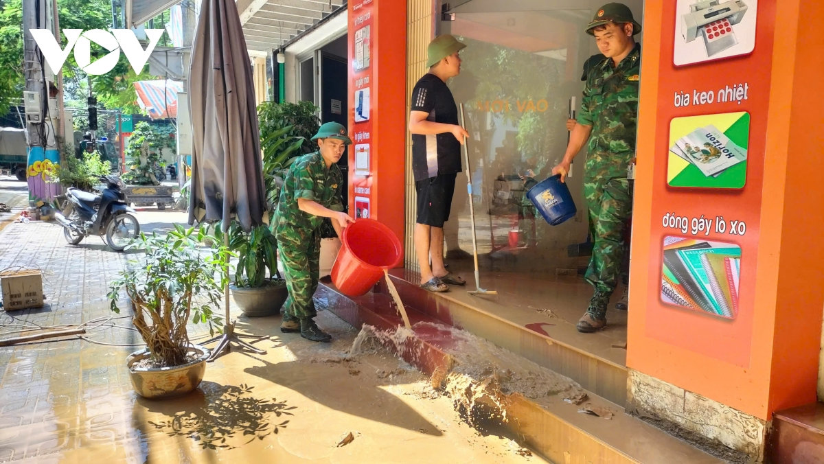 nước lũ tại cao bằng rút chậm, các lực lượng hỗ trợ dân dọn dẹp nhà cửa hình ảnh 1 nuoc lu tai cao bang rut cham, cac luc luong ho tro dan don dep nha cua hinh anh 1
