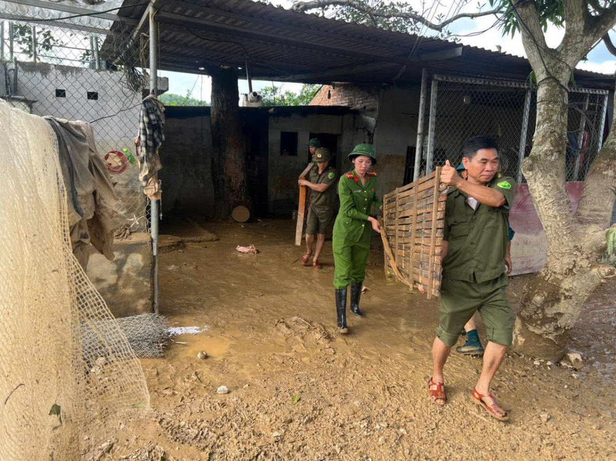 công an bắc ninh cùng dân dọn dẹp nhà cửa, trường học sau lũ lụt hình ảnh 2 cong an bac ninh cung dan don dep nha cua, truong hoc sau lu lut hinh anh 2