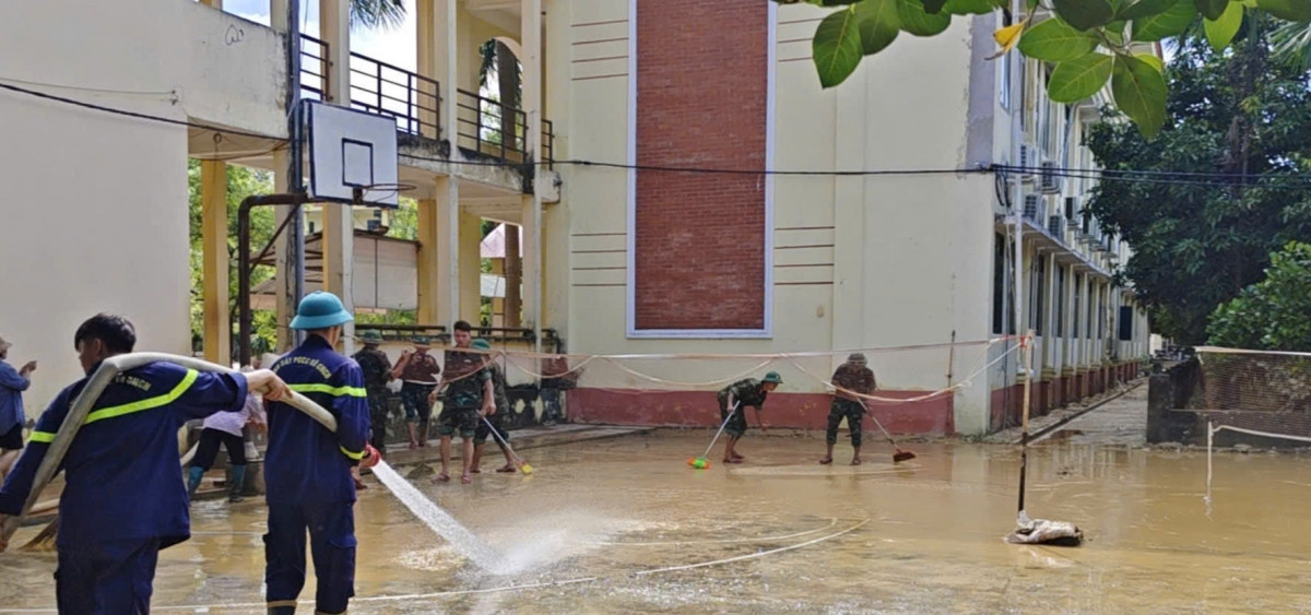 công an bắc ninh cùng dân dọn dẹp nhà cửa, trường học sau lũ lụt hình ảnh 1 cong an bac ninh cung dan don dep nha cua, truong hoc sau lu lut hinh anh 1
