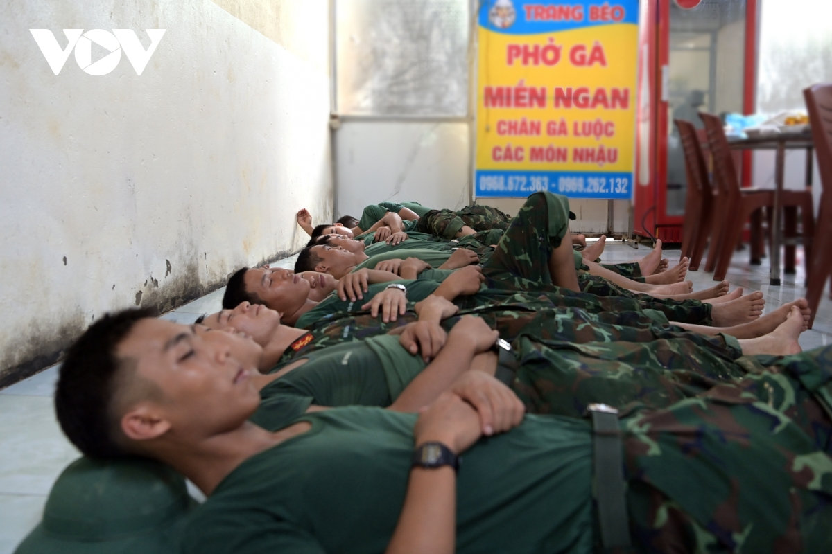 bua com voi vang cua bo doi khi giup dan don bun lu hinh anh 10