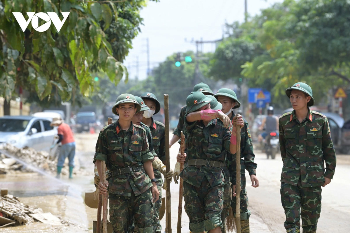 bua com voi vang cua bo doi khi giup dan don bun lu hinh anh 2