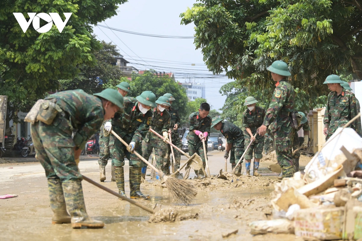 bua com voi vang cua bo doi khi giup dan don bun lu hinh anh 1