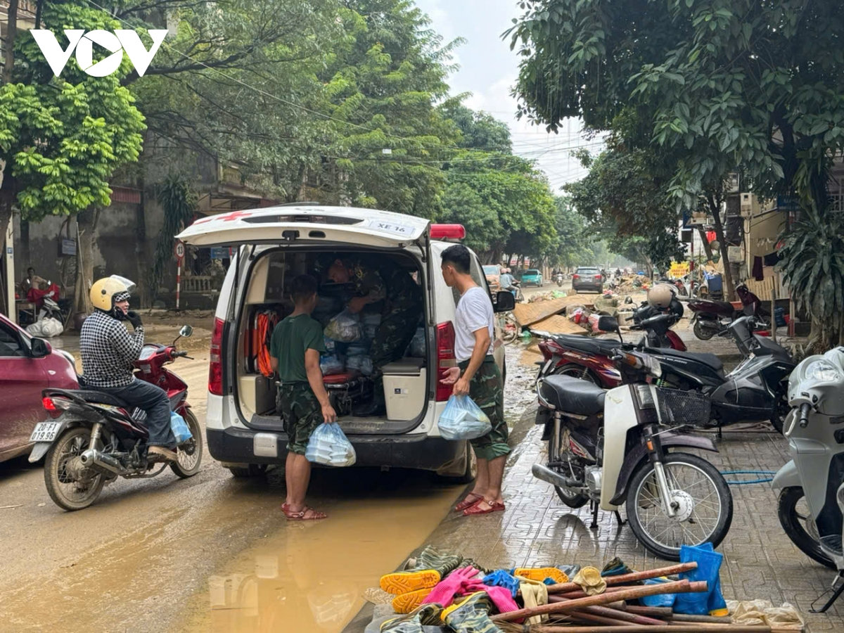bua com voi vang cua bo doi khi giup dan don bun lu hinh anh 7