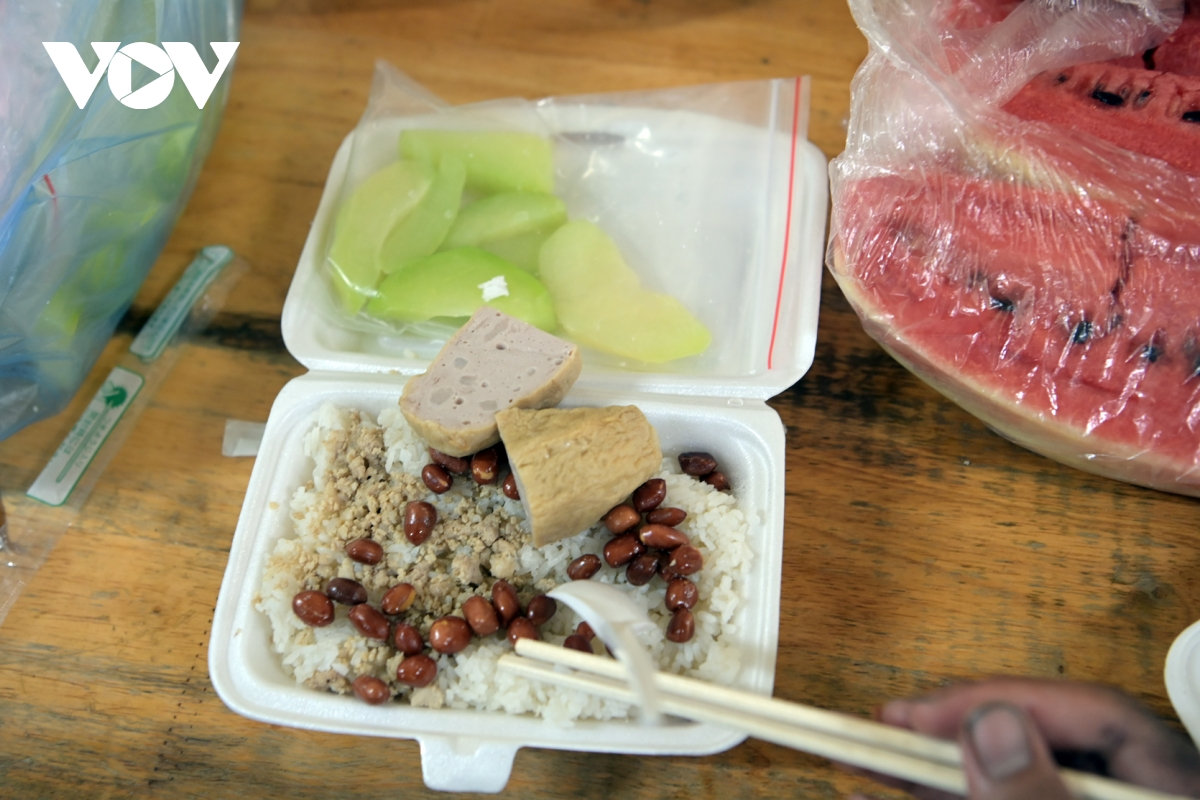 bua com voi vang cua bo doi khi giup dan don bun lu hinh anh 5
