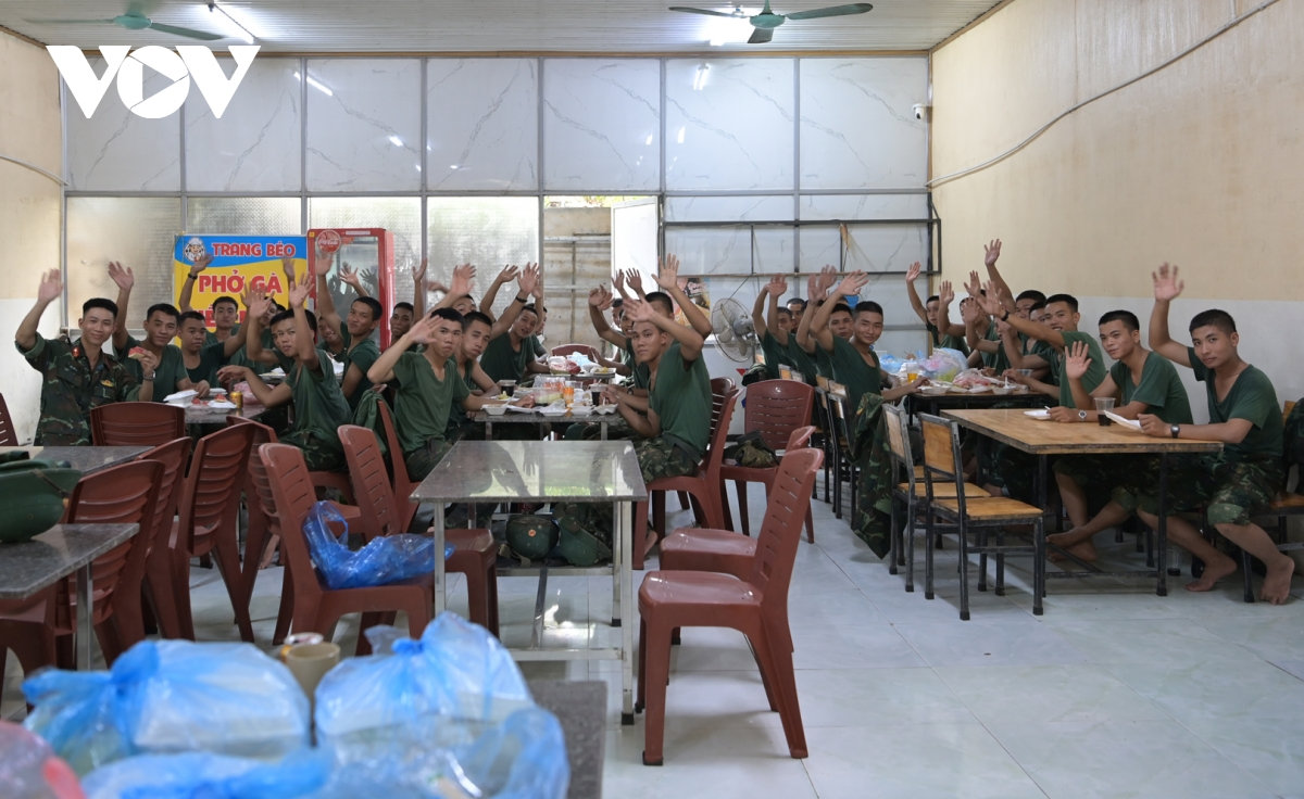 bua com voi vang cua bo doi khi giup dan don bun lu hinh anh 9