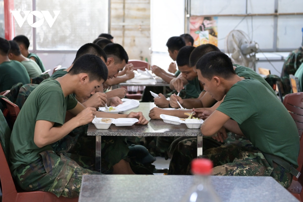 bua com voi vang cua bo doi khi giup dan don bun lu hinh anh 4