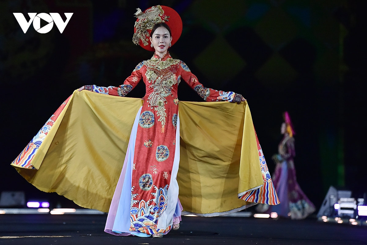Dem thoi trang buoc chan di san Dau gia, ung ho dong bao vung lu 2,5 ty dong hinh anh 2