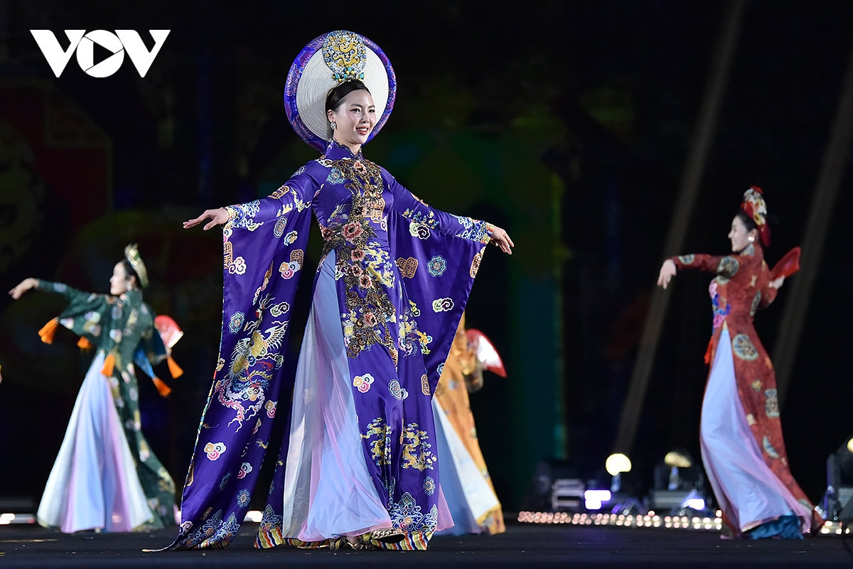 Dem thoi trang buoc chan di san Dau gia, ung ho dong bao vung lu 2,5 ty dong hinh anh 1
