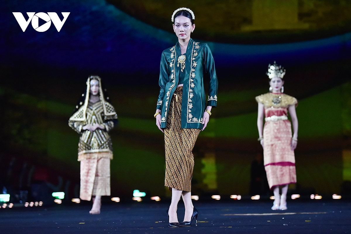 Dem thoi trang buoc chan di san Dau gia, ung ho dong bao vung lu 2,5 ty dong hinh anh 9