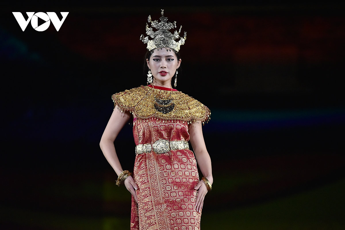 Dem thoi trang buoc chan di san Dau gia, ung ho dong bao vung lu 2,5 ty dong hinh anh 11