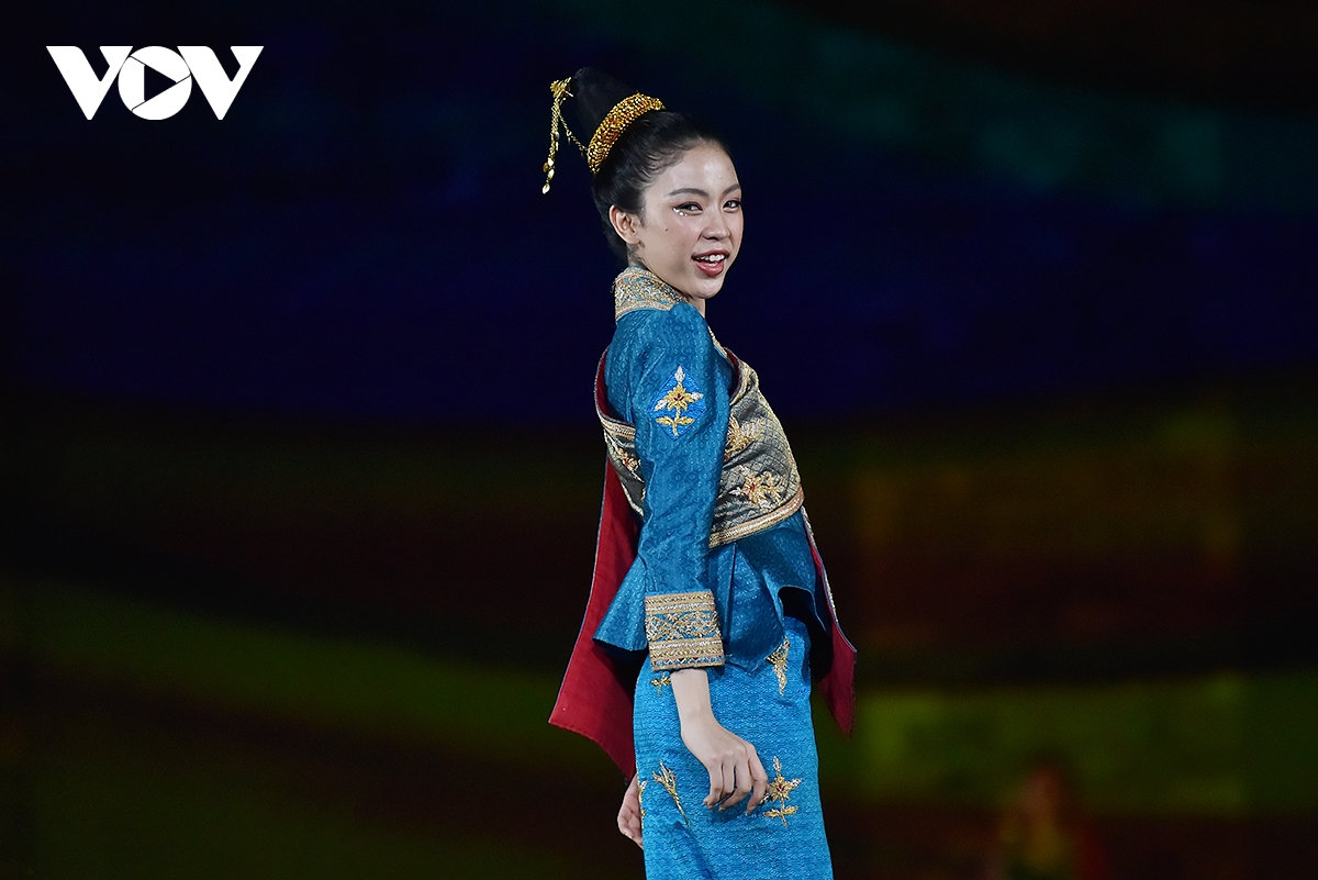 Dem thoi trang buoc chan di san Dau gia, ung ho dong bao vung lu 2,5 ty dong hinh anh 16