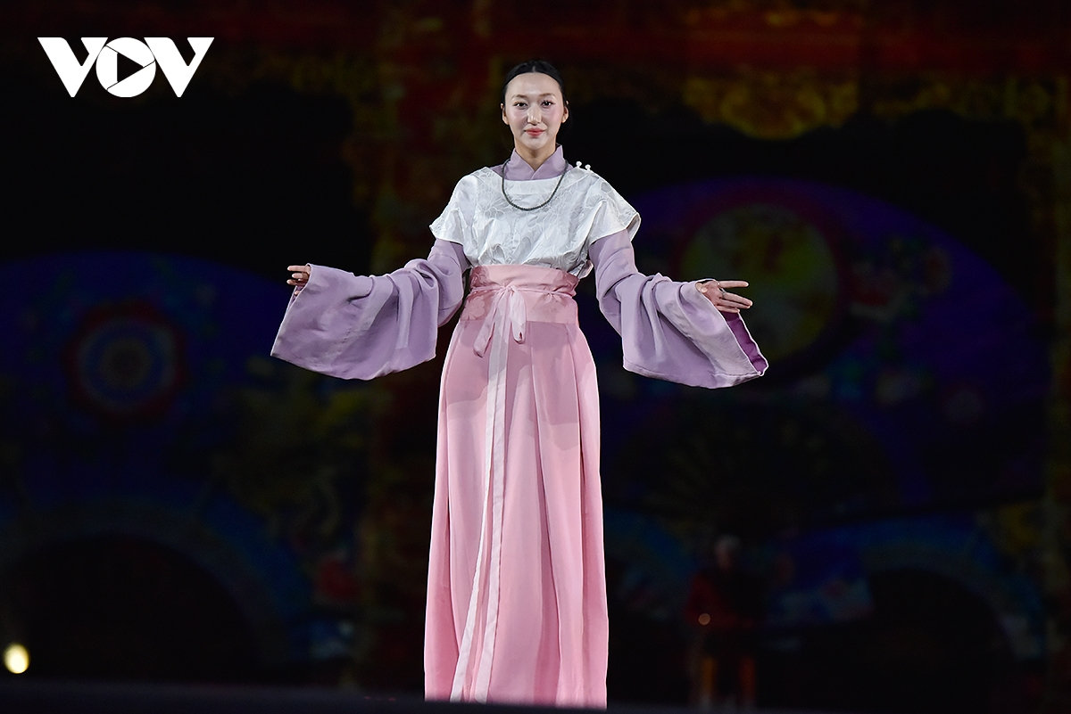 Dem thoi trang buoc chan di san Dau gia, ung ho dong bao vung lu 2,5 ty dong hinh anh 21
