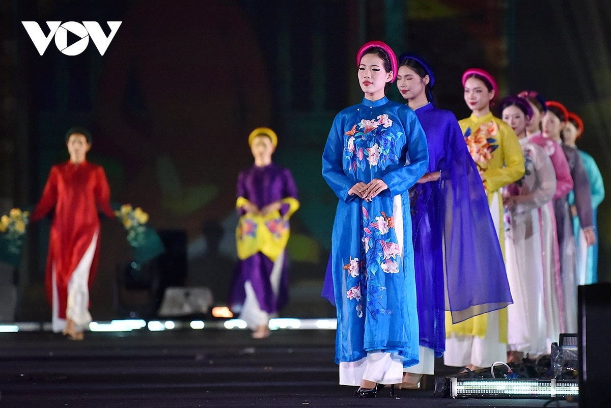 Dem thoi trang buoc chan di san Dau gia, ung ho dong bao vung lu 2,5 ty dong hinh anh 8