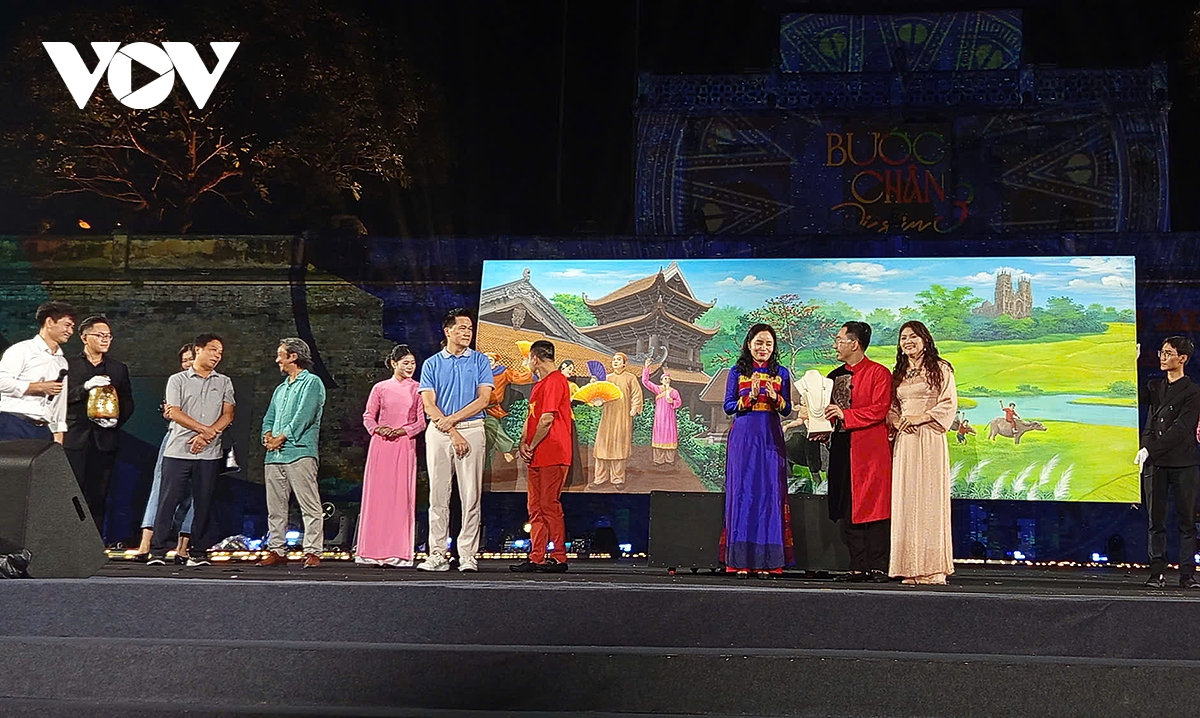 Dem thoi trang buoc chan di san Dau gia, ung ho dong bao vung lu 2,5 ty dong hinh anh 24
