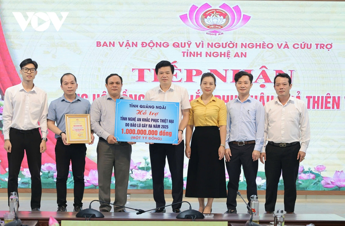 quảng ngãi trao 3,5 tỷ đồng hỗ trợ 6 địa phương khắc phục hậu quả bão lũ hình ảnh 1 quang ngai trao 3,5 ty dong ho tro 6 dia phuong khac phuc hau qua bao lu hinh anh 1