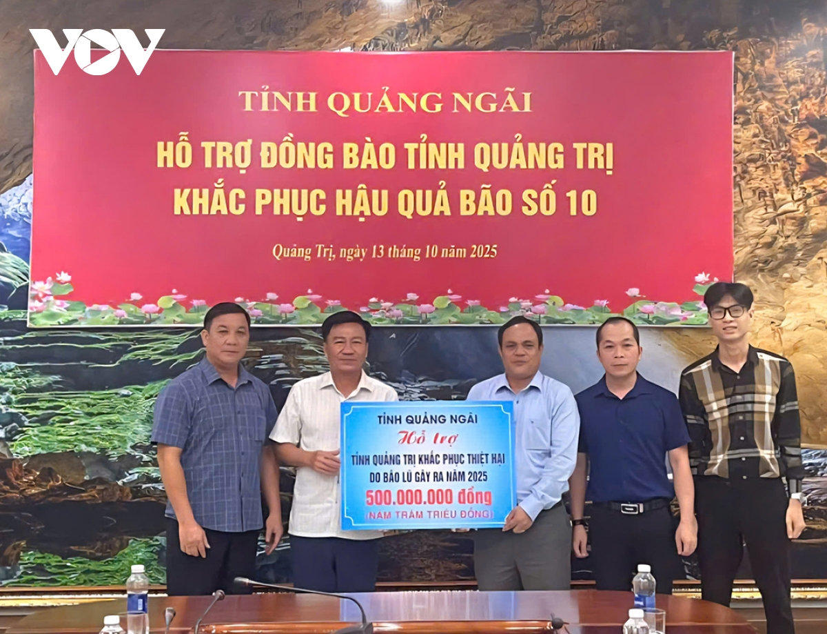 quảng ngãi trao 3,5 tỷ đồng hỗ trợ 6 địa phương khắc phục hậu quả bão lũ hình ảnh 2 quang ngai trao 3,5 ty dong ho tro 6 dia phuong khac phuc hau qua bao lu hinh anh 2