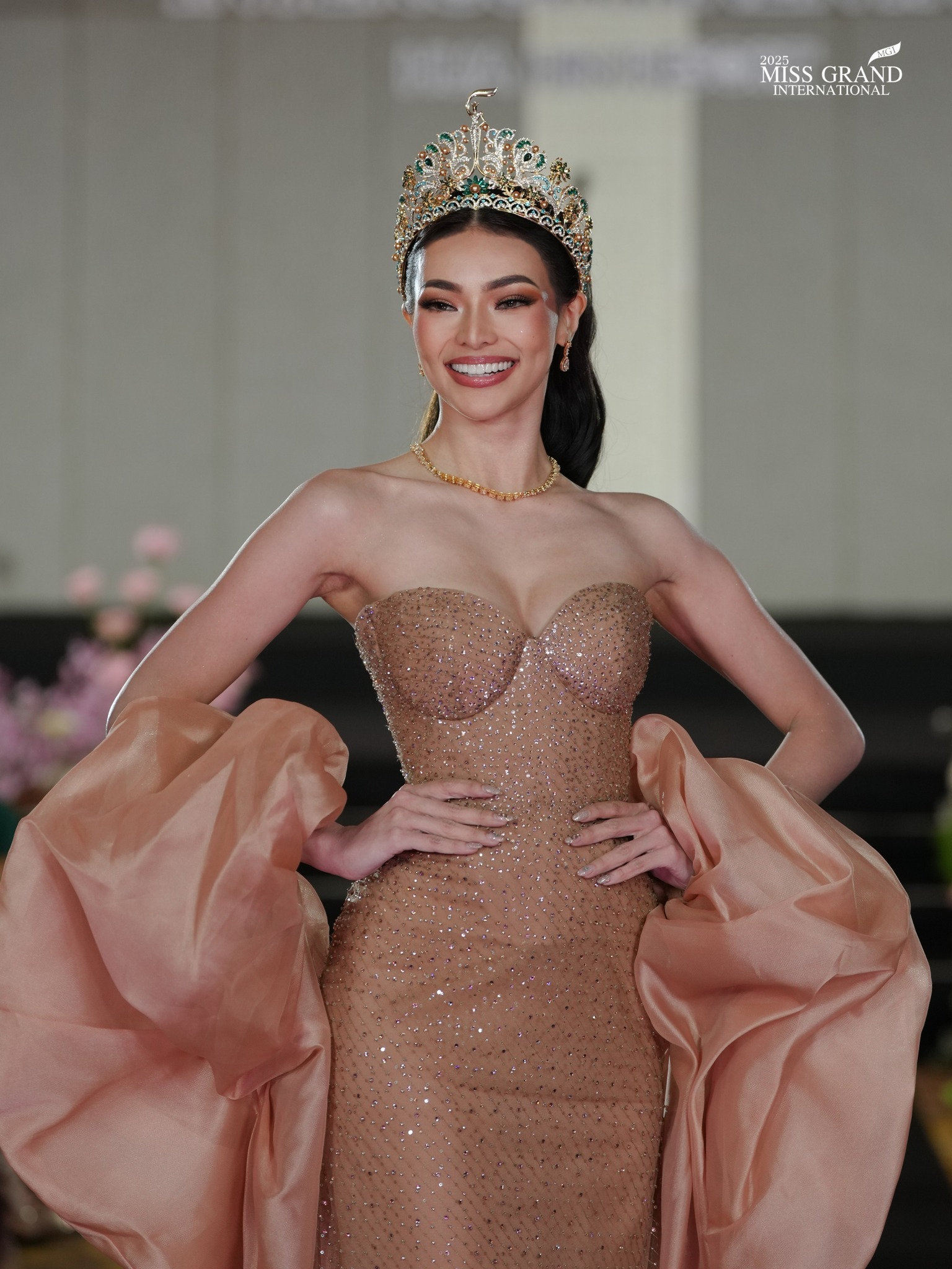 Tân Miss Grand International sinh năm 1994, là một người mẫu, người dẫn chương trình truyền hình nổi tiếng tại quê nhà. Emma Tiglao sở hữu chiều cao 1,75m, dáng vóc cân đối và gương mặt thanh tú. Cô từng tốt nghiệp ngành Quản lý Du lịch tại đại học Holy Angel tại Philippines.