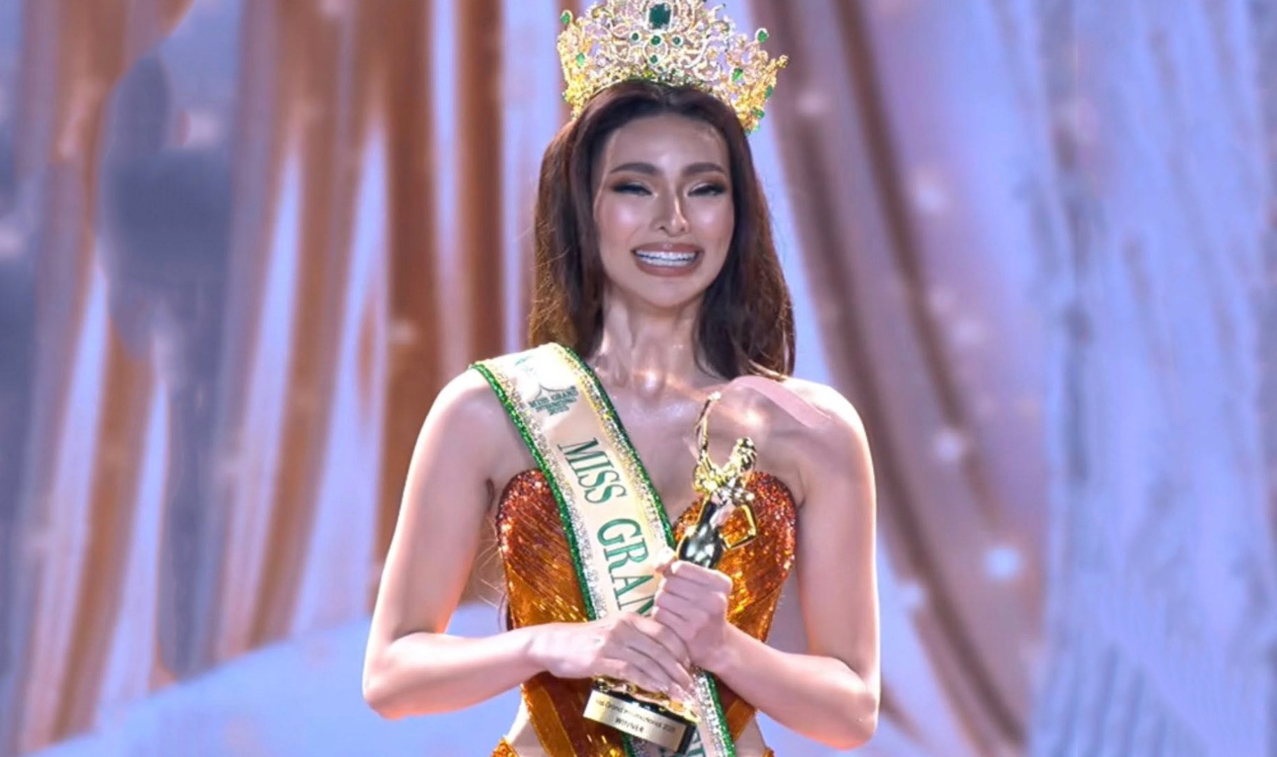 Vượt qua 75 thí sinh đến từ các quốc gia và vùng lãnh thổ, Emma Tiglao - đại diện Philippines - đã xuất sắc chạm tay tới vương miện cao quý của cuộc thi. Đây tiếp tục là cú đúp gây bất ngờ khi đương kim hoa hậu năm ngoái cũng thuộc về đại diện Philippines.