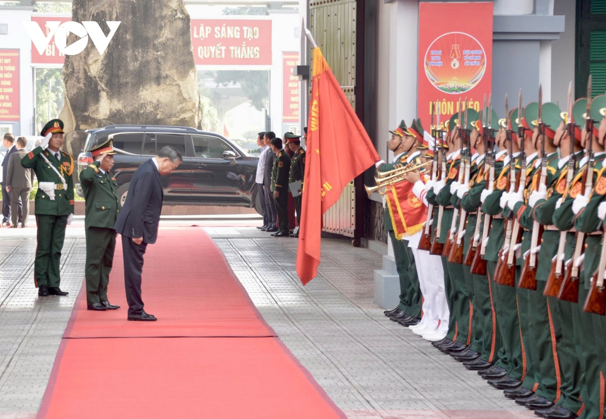 tong bi thu xay dung doi ngu can bo co nhan quan va tu duy nghiep vu sac sao hinh anh 1