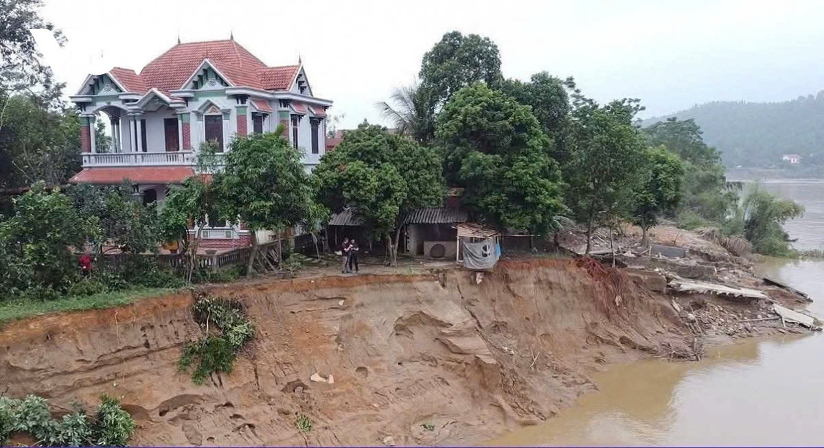 sat lo bo song lo qua phu tho dai gan 1km, nhieu nha dan chenh venh sat mep song hinh anh 13