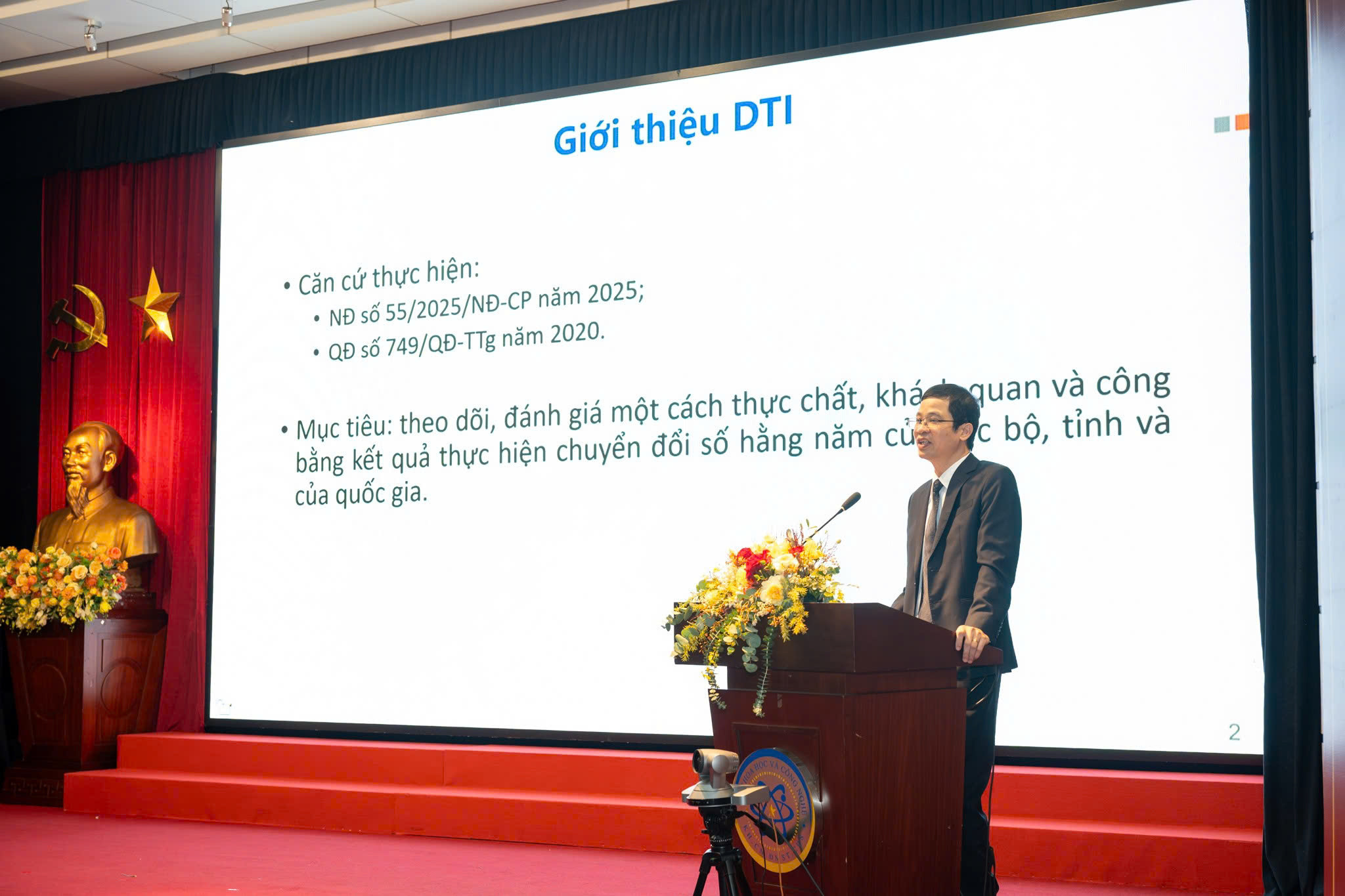 Đại diện Bộ Khoa học và Công nghệ công bố xếp hạng mức độ chuyển đổi số năm 2024 của các tỉnh, thành. (Ảnh: Minh Sơn)