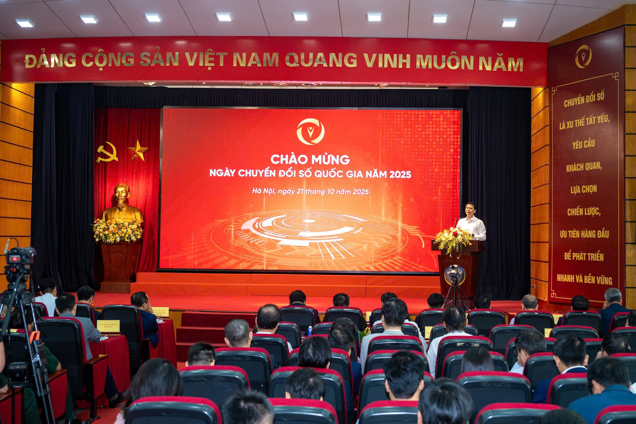 Sự kiện chào mừng Ngày Chuyển đổi số quốc gia năm 2025 được tổ chức trực tuyến với 34 điểm cầu truyền hình trực tiếp. (Ảnh: Minh Sơn)