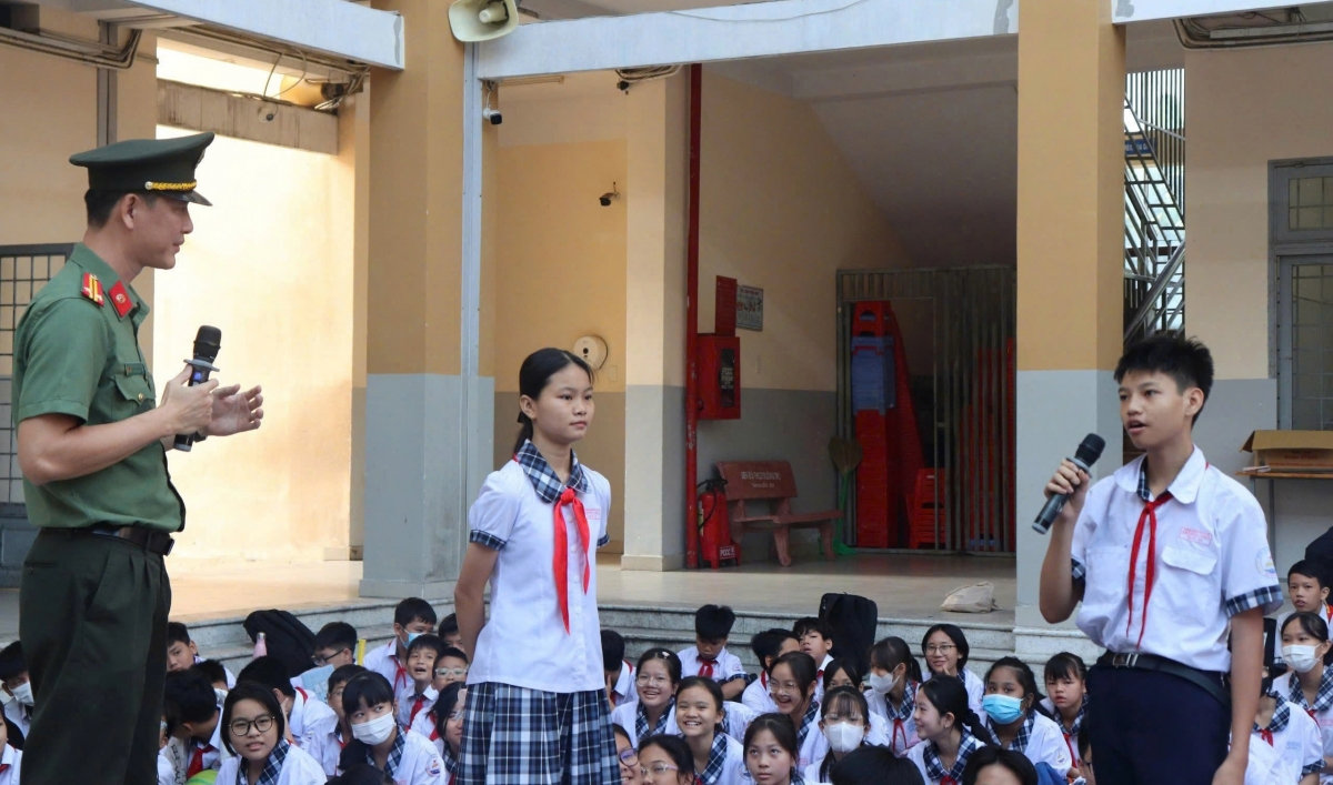 người chiến sĩ công an tận tâm đi dân nhớ, ở dân thương hình ảnh 3 nguoi chien si cong an tan tam di dan nho, o dan thuong hinh anh 3