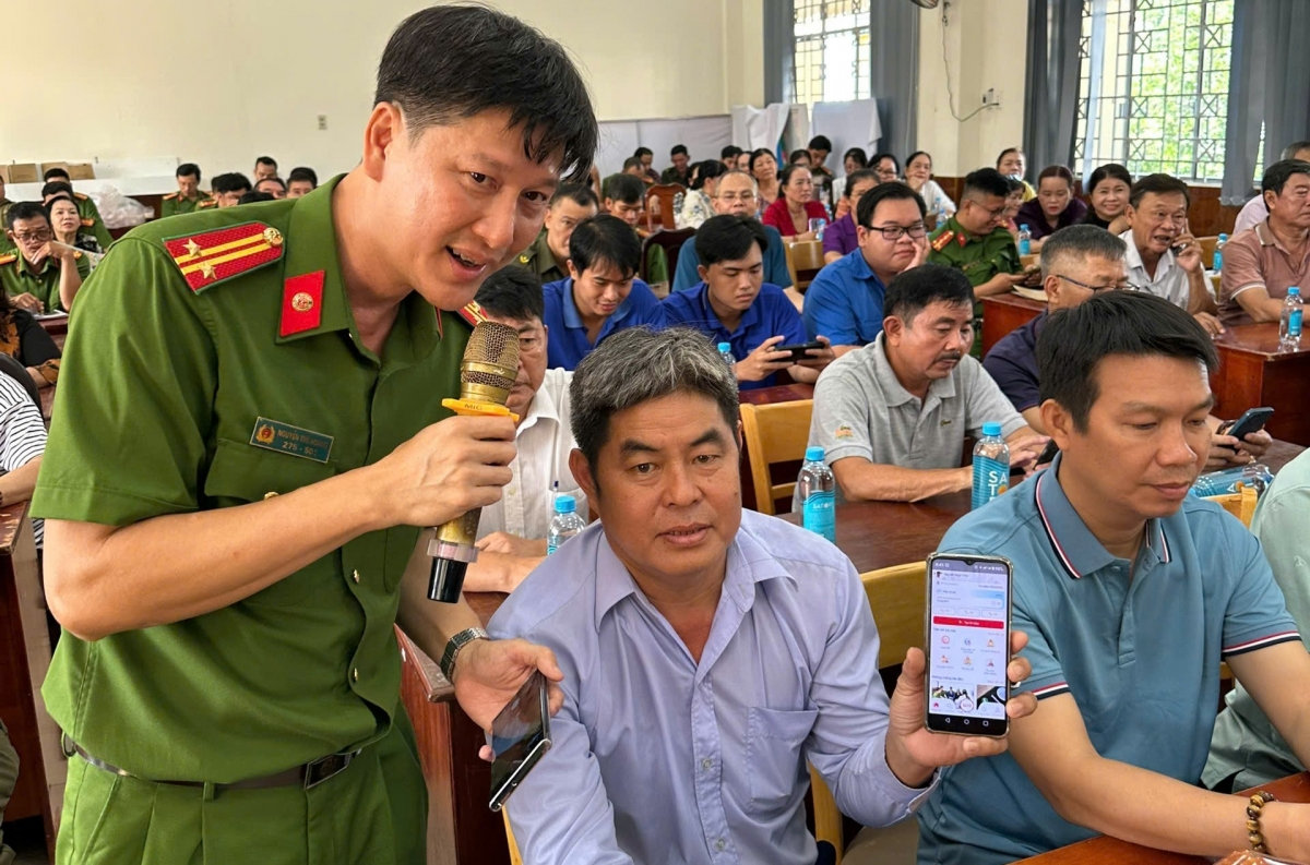 người chiến sĩ công an tận tâm đi dân nhớ, ở dân thương hình ảnh 1 nguoi chien si cong an tan tam di dan nho, o dan thuong hinh anh 1