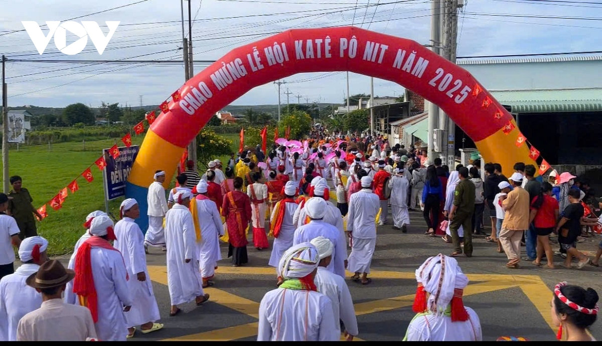 sac mau le hoi kate nam 2025 cua dong bao cham tinh lam Dong hinh anh 1