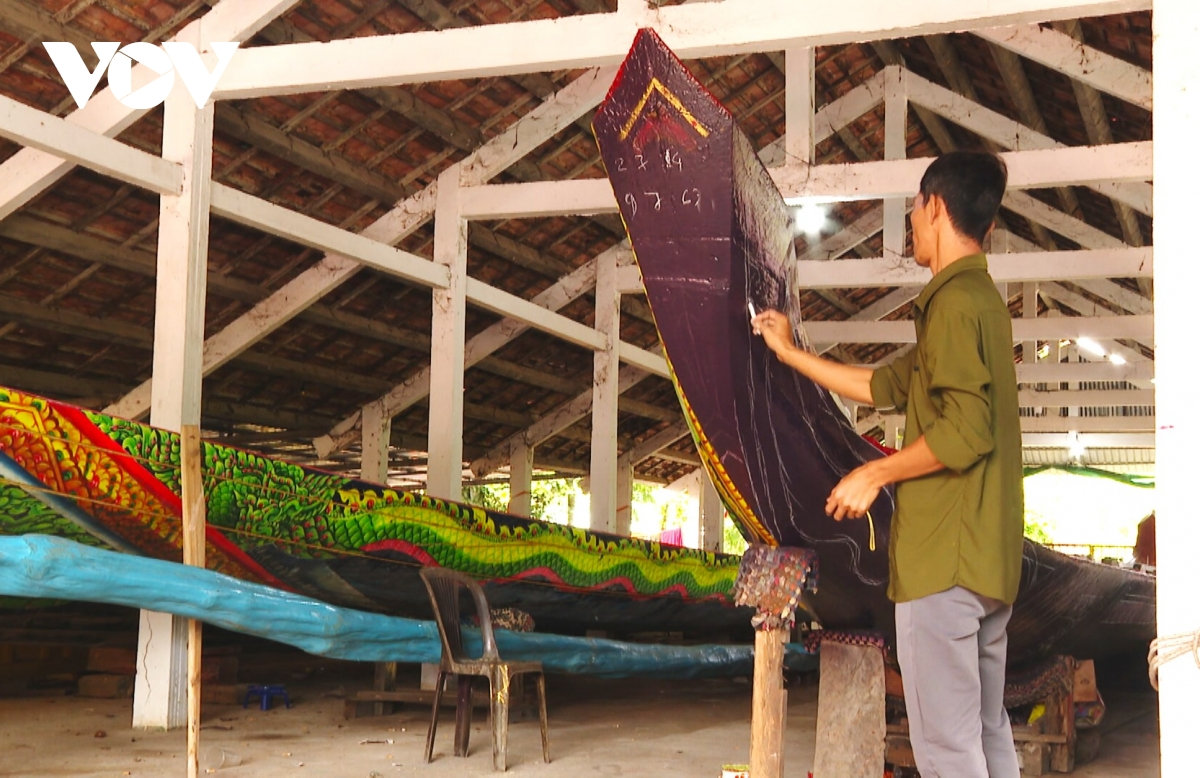 giu hon nghe thuat khmer bang net hoa van tren ghe ngo hinh anh 2