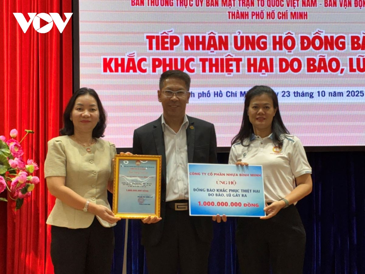 mttq tp.hcm tiếp nhận hơn 13.000 lượt ủng hộ đồng bào bị thiệt hại do bão, lũ hình ảnh 2 mttq tp.hcm tiep nhan hon 13.000 luot ung ho dong bao bi thiet hai do bao, lu hinh anh 2