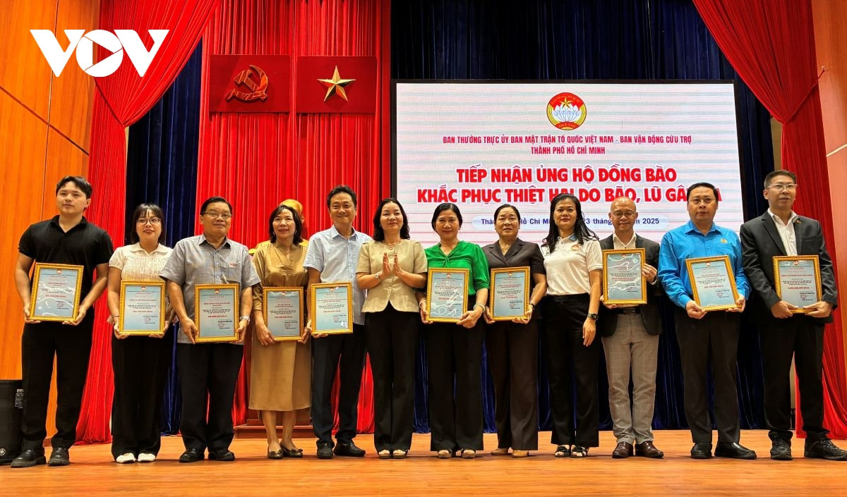 mttq tp.hcm tiếp nhận hơn 13.000 lượt ủng hộ đồng bào bị thiệt hại do bão, lũ hình ảnh 3 mttq tp.hcm tiep nhan hon 13.000 luot ung ho dong bao bi thiet hai do bao, lu hinh anh 3
