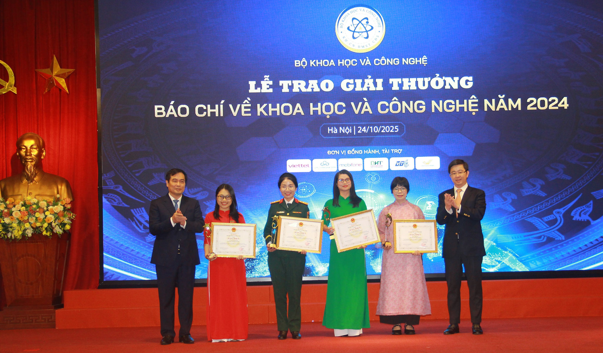Ban tổ chức trao giải thưởng cho 4 tác giả/nhóm tác giả đạt giải Nhất của Giải thưởng báo chí về khoa học và công nghệ năm 2024. (Ảnh: Bộ KH&CN)