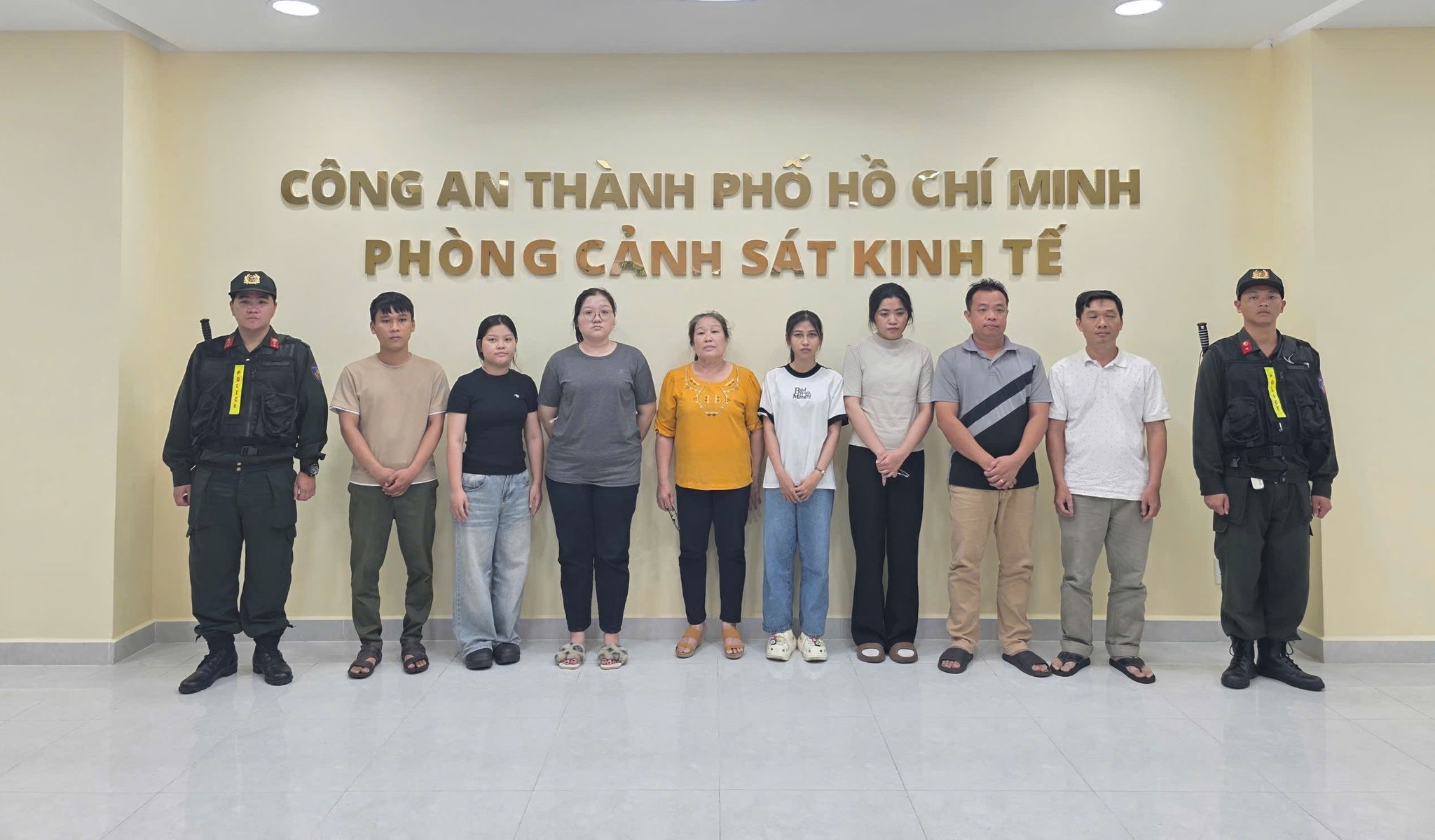 Đường dây sản xuất nước hoa giả các thương hiệu lớn bị bắt. (Ảnh: Công an cung cấp)