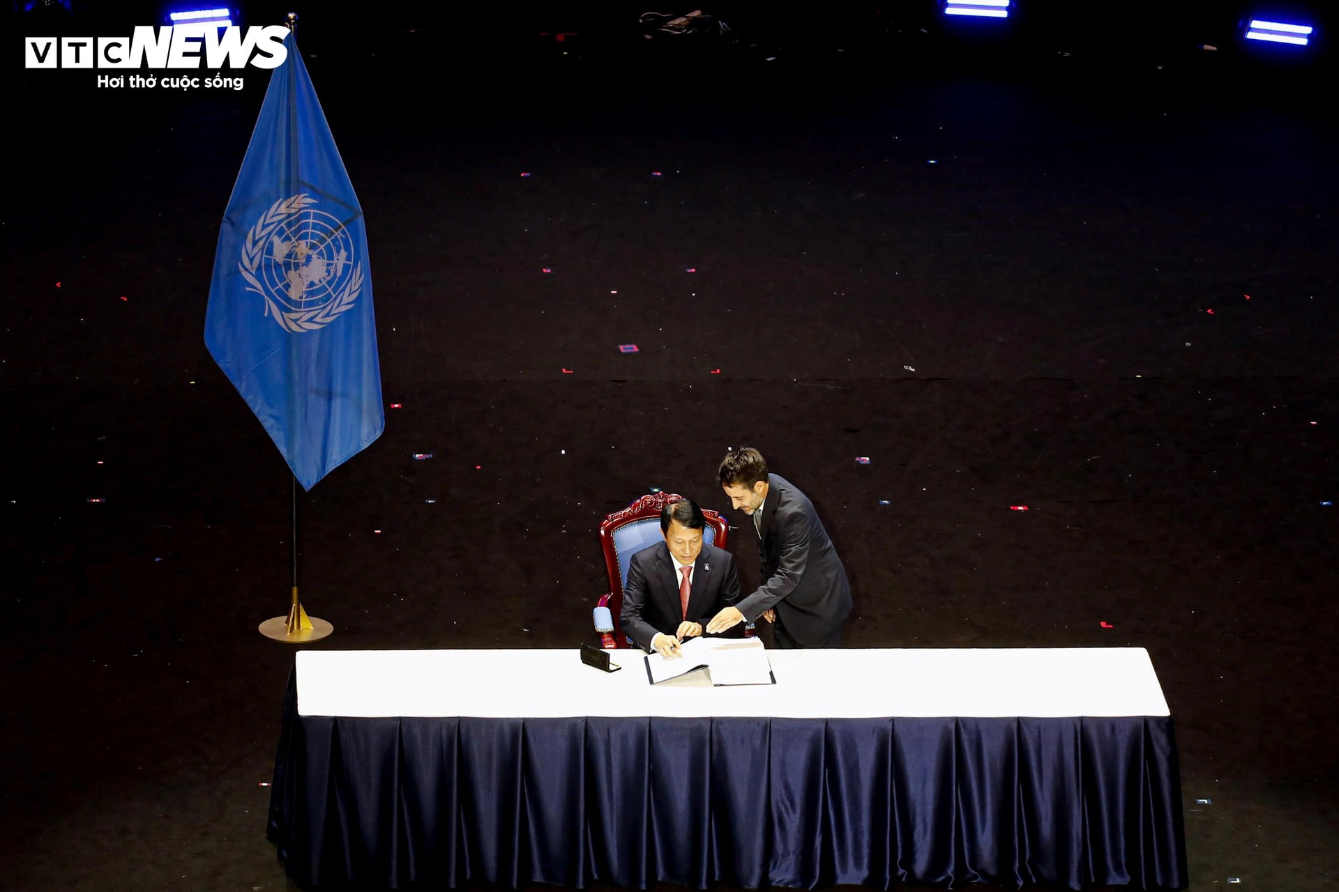 Đại tướng Lương Tam Quang, Uỷ viên Bộ Chính trị, Bộ trưởng Bộ Công an, là đại diện nước chủ nhà Việt Nam ký 