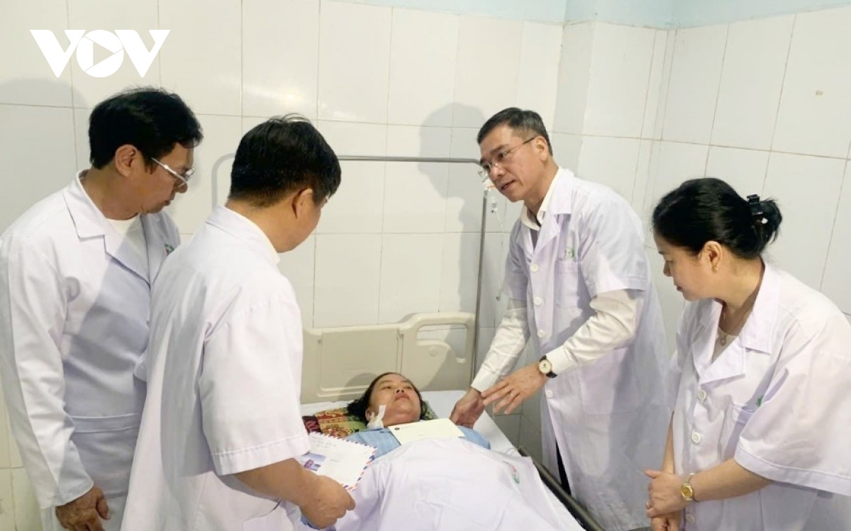 bộ y tế khen thưởng 4 điều dưỡng dũng cảm ngăn chặn vụ tấn công tại bệnh viện hình ảnh 1 bo y te khen thuong 4 dieu duong dung cam ngan chan vu tan cong tai benh vien hinh anh 1