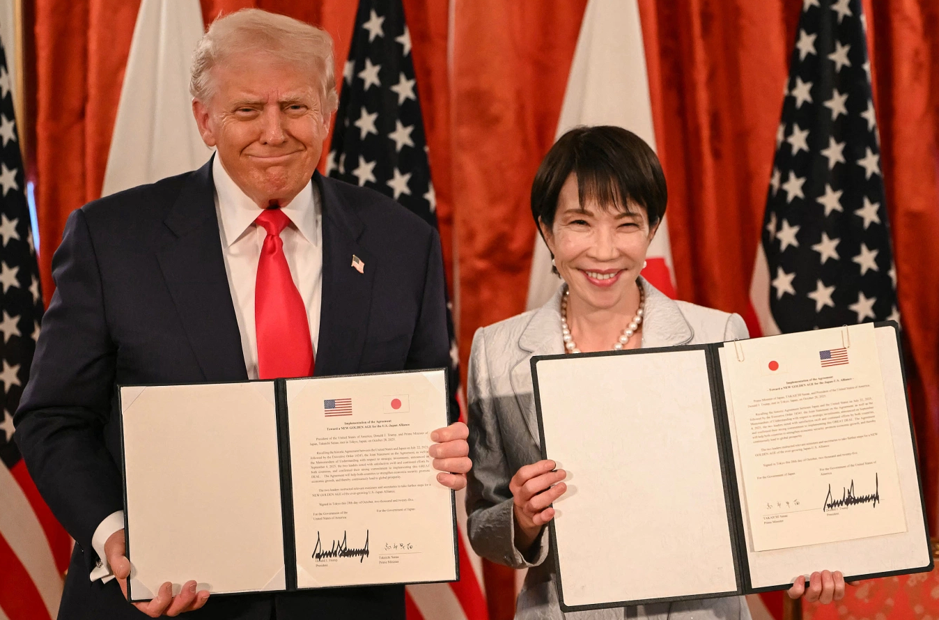 Tổng thống Mỹ Donald Trump (trái) và Thủ tướng Nhật Bản Sanae Takaichi (phải). (Ảnh: Getty)
