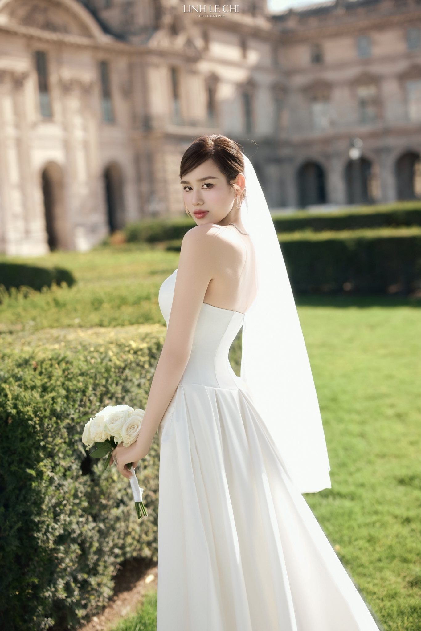 Trong hôn lễ, Đỗ Thị Hà nói cô biết ơn vì sự xuất hiện của bạn đời. Hướng về hành trình mới, người đẹp mong sẽ luôn giữ sự dịu dàng để là chỗ dựa của chồng khi khó khăn, mỏi mệt.