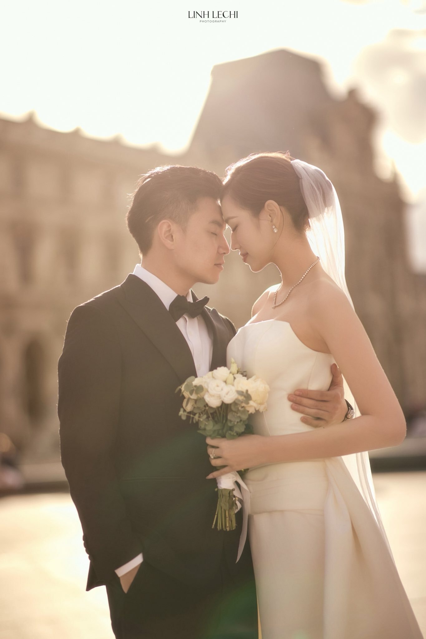 Bộ ảnh của vợ chồng Đỗ Thị Hà nhanh chóng hút hàng trăm nghìn lượt thích, hàng nghìn bình luận. Nhiều khán giả và bạn bè của hoa hậu khen những khung hình 