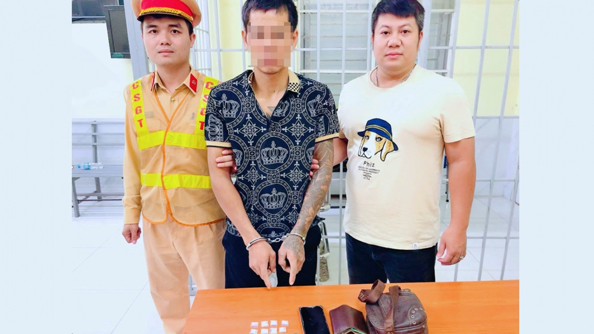 tuan tra dem bat doi tuong mang 8 tui ma tuy tren pho o ha noi hinh anh 1