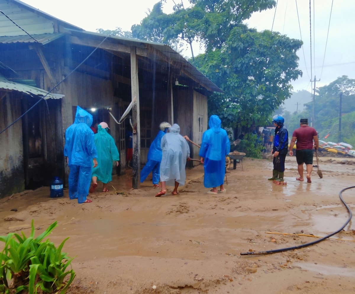 mua lu mien trung 7 nguoi chet, 5 nguoi mat tich, hon 100.000 nha ngap hinh anh 5