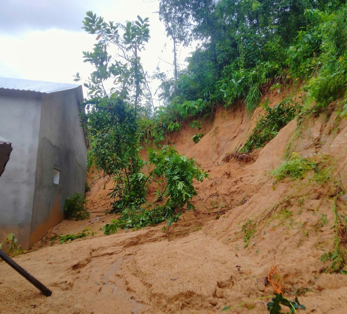 mua lu mien trung 7 nguoi chet, 5 nguoi mat tich, hon 100.000 nha ngap hinh anh 7